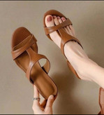 صندل زنانه با رویه ی چرمی و پاشنه ی